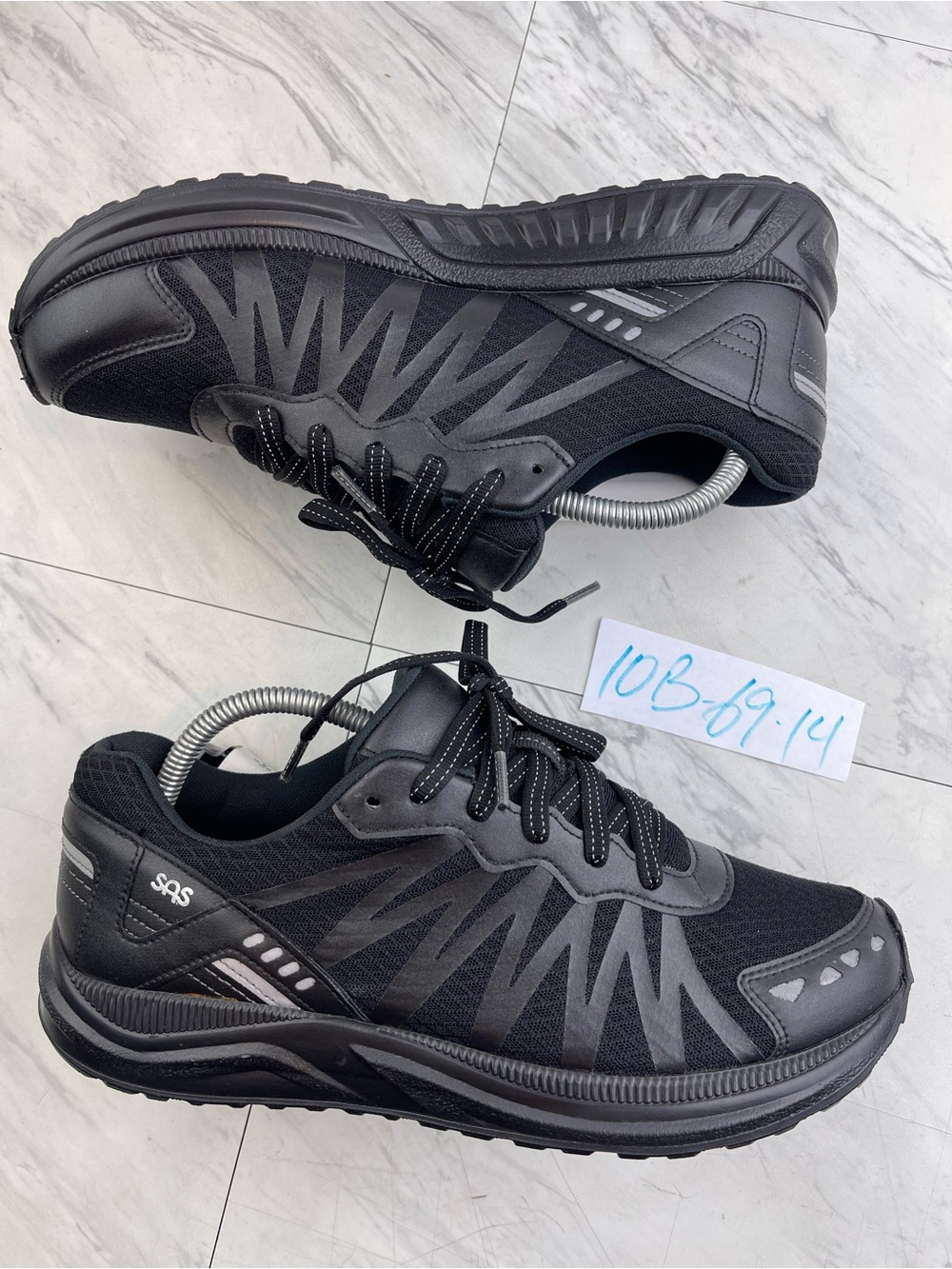 SAS women’s 10 B Tempo mission one vibram walking pursuit black mesh shoes